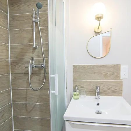 Apartment Casa Pluma Near Train Station Cosy